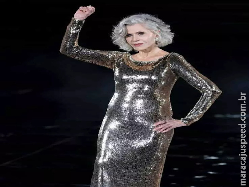 Jane Fonda brilha com vestido justo na passarela da Semana de Moda de Paris Jane Fonda brilha com vestido justo na passarela da Semana de Moda de Paris