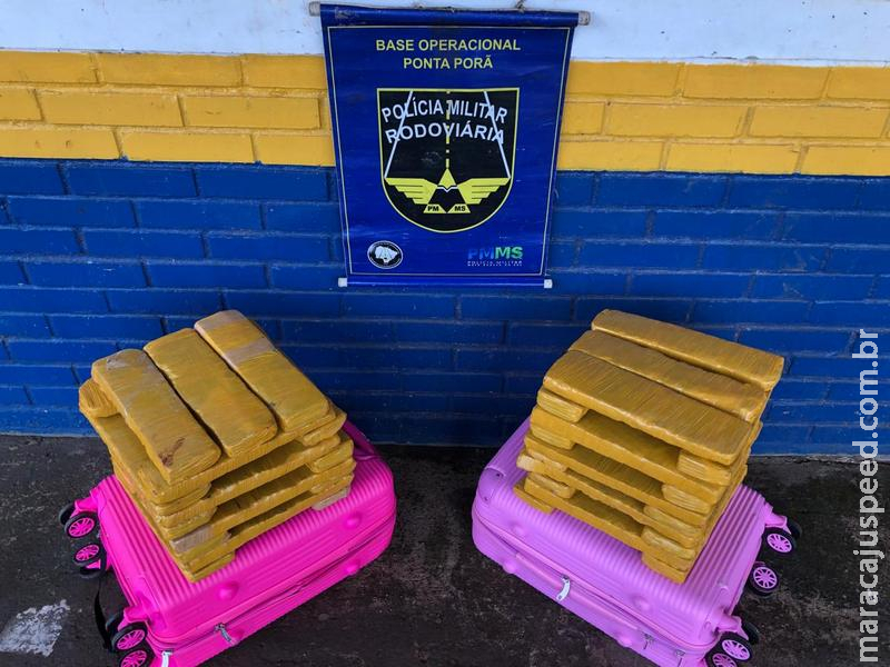 Jovem de 18 anos é presa com 27 kg de maconha em malas cor-de-rosa a caminho de São Paulo Jovem de 18 anos é presa com 27 kg de maconha em malas cor-de-rosa a caminho de São Paulo