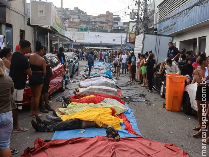 Moradores levam 58 corpos para praça na Penha e, com isso, sobe para 122 número Moradores levam 58 corpos para praça na Penha e, com isso, sobe para 122 número