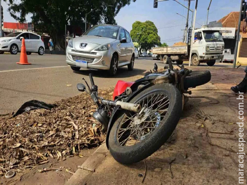 Motociclista tenta ultrapassar carro e causa acidente na Avenida Bandeirantes Motociclista tenta ultrapassar carro e causa acidente na Avenida Bandeirantes