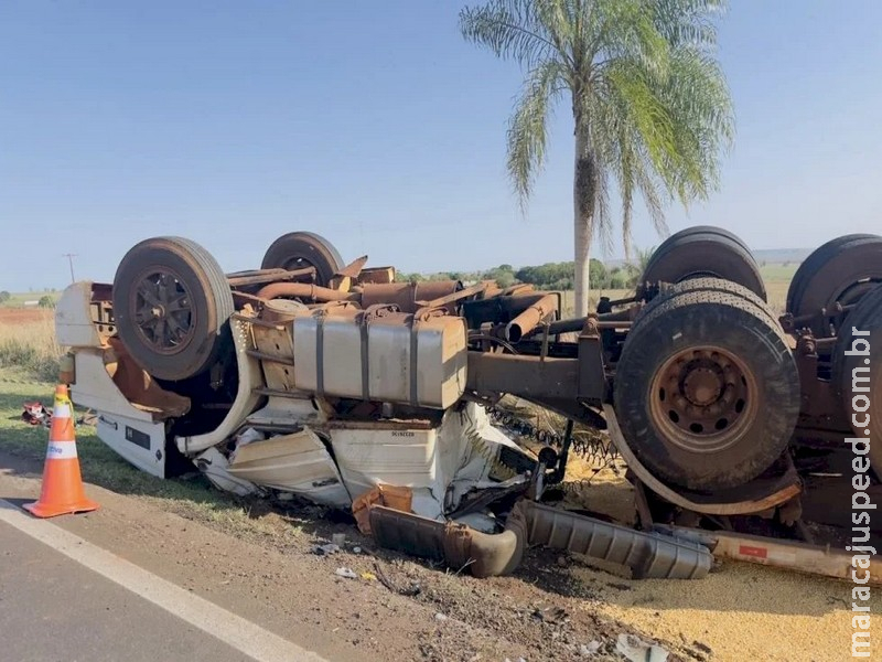 Motorista morre após caminhão carregado de milho tombar na BR-163 Motorista morre após caminhão carregado de milho tombar na BR-163