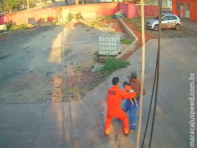 Pai corre até quartel e criança engasgada é salva por Bombeiros Pai corre até quartel e criança engasgada é salva por Bombeiros