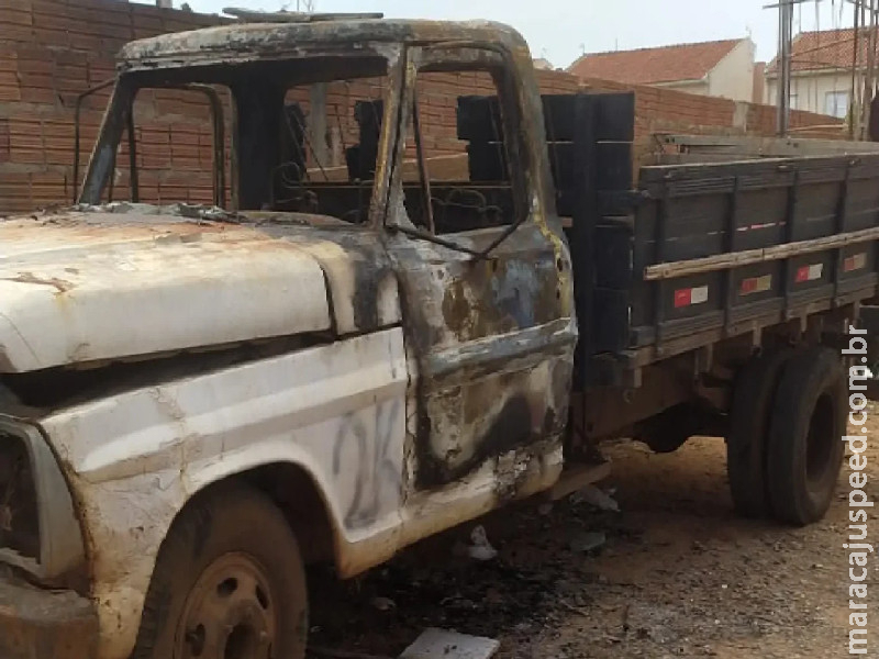 Som alto causa briga entre vizinhos e caminhão é incendiado no Paulo Coelho Machado