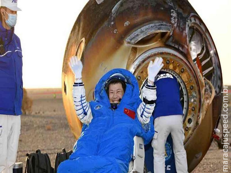 Astronautas chineses retornam após nave ser atingida por detritos