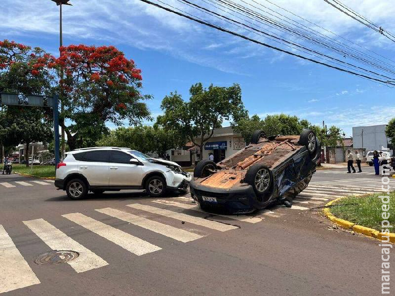Batida de gigantes: BMW capota após colisão com Toyota em Dourados  