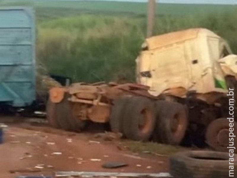 Caminhoneiro tem braço amputado em colisão entre carretas