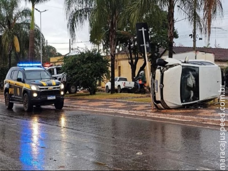 Carro invade preferencial, atropela canteiro e capota em Sidrolândia
