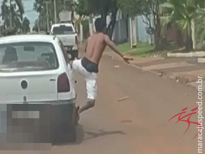 Cena bizarra em Maracaju: Passageiro pula pela janela de carro em movimento em plena avenida