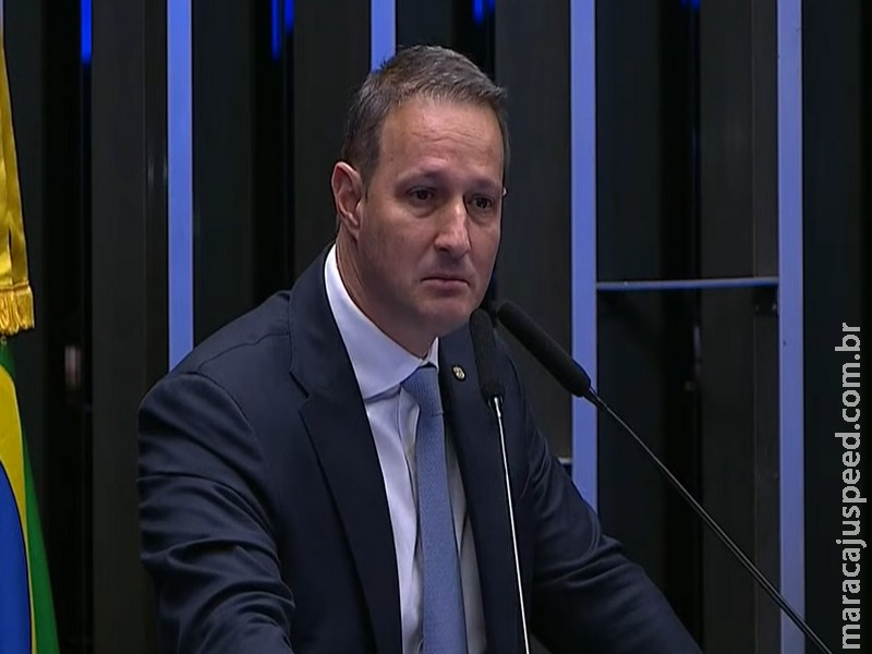 Deputado Guilherme Derrite se emociona ao homenagear policiais mortos e cobra respeito às forças de segurança