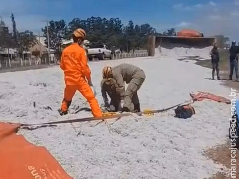dosa é soterrada em carga de algodão após carreta tombar ao tentar desviar de vítima em bicicleta elétrica