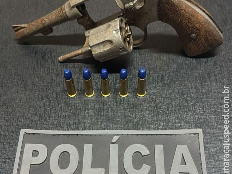 Homem é preso após ameaçar companheira e ser flagrado com arma de fogo