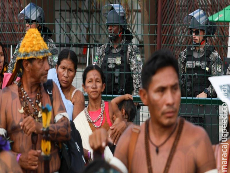 Indígenas protestam na entrada da Zona Azul na COP30