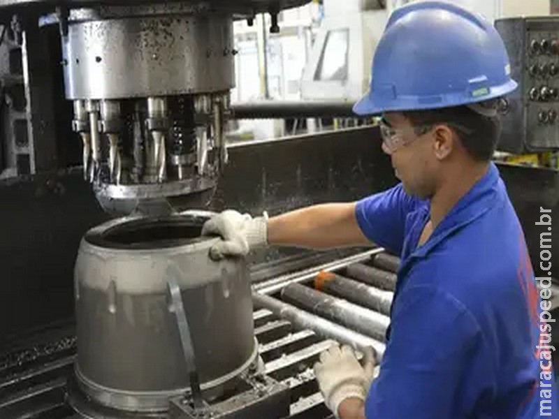 Juros altos dificultam crescimento da indústria e reduzem renda das famílias