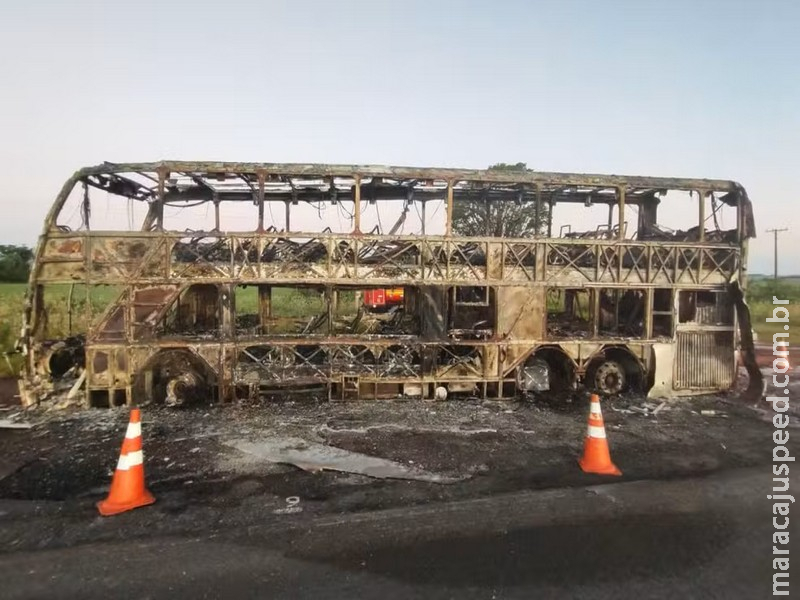 Ônibus que levava 53 pessoas fica completamente destruído após pegar fogo em rodovia de MS