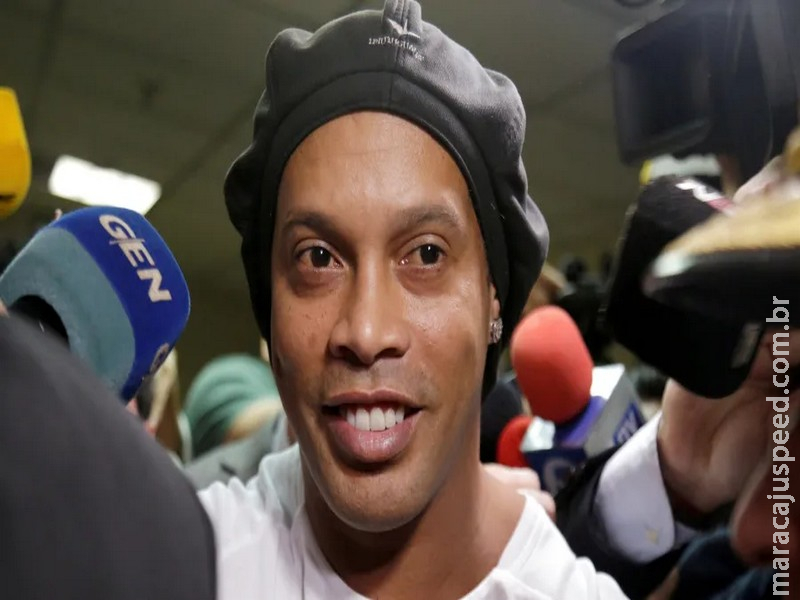 Ronaldinho teve regalias na cadeia por autógrafo em camisa, diz traficante