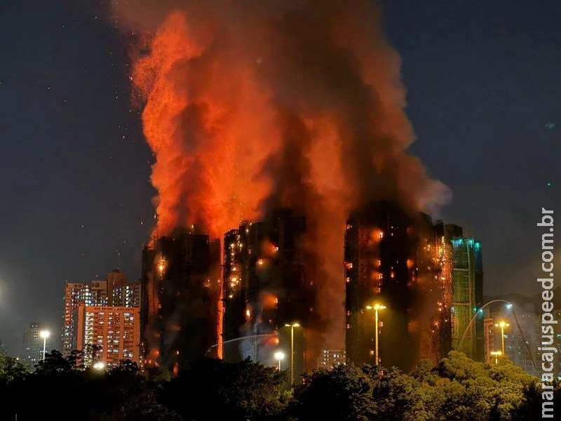 Sobe para 13 o número de mortos em grande incêndio em Hong Kong