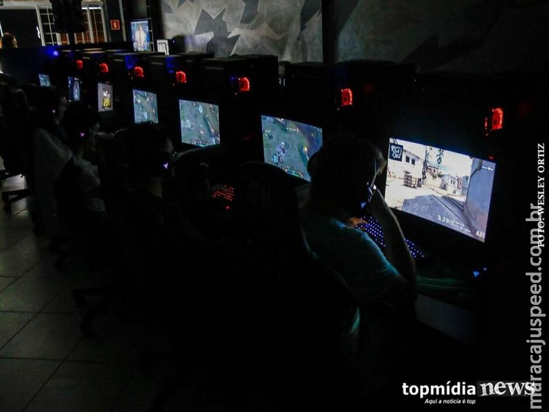 Streamer denuncia injúria por LGBTfobia após ter nome civil exposto durante live em Dourados