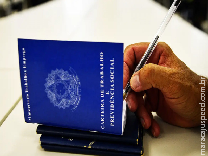 Taxa de desemprego cai para 5,4% e atinge menor nível da série histórica, informa IBGE