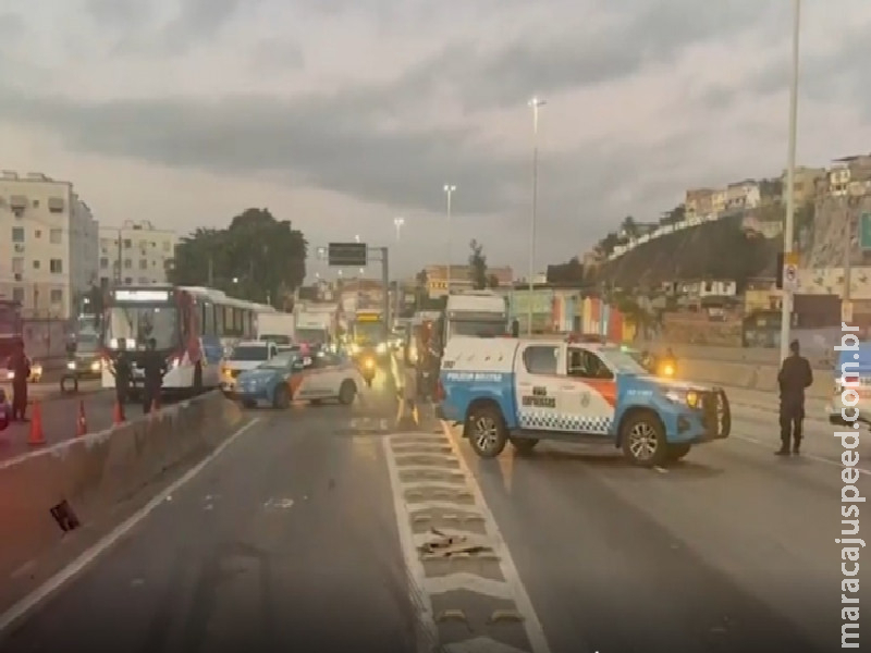 Tiroteio fecha Avenida Brasil durante operação contra barricadas na Zona Norte do Rio