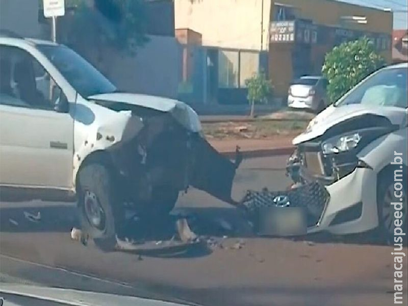 Acidente entre dois veículos deixa trânsito lento na Av. Heráclito José Diniz de Figueiredo  