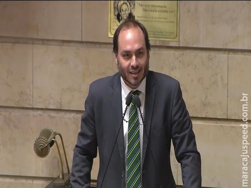 Após sete mandatos, Carlos Bolsonaro renuncia a cargo de vereador no Rio