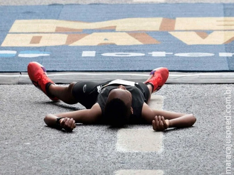 Atleta da Tanzânia vence São Silvestre e desmaia no fim; brasileira sobe no pódio