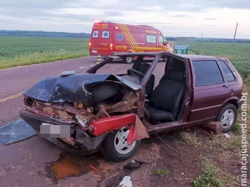Batida frontal deixa motorista preso às ferragens em rodovia de Amambai