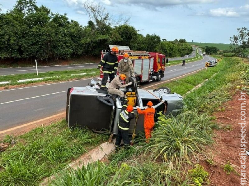 Caminhonete capota e mulher fica presa às ferragens em Batayporã  
