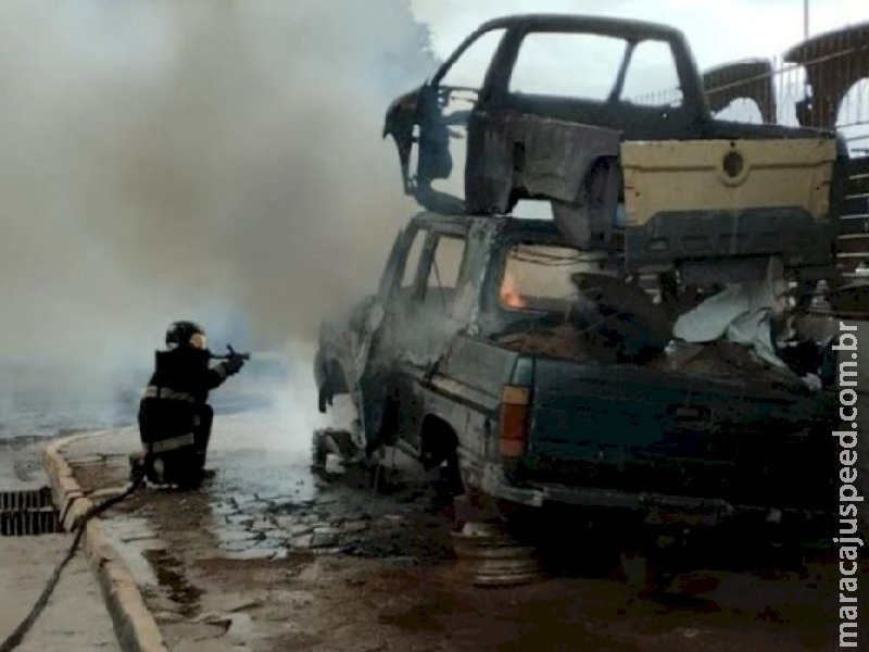 Caminhonete usada como moradia é destruída por incêndio em Caarapó  