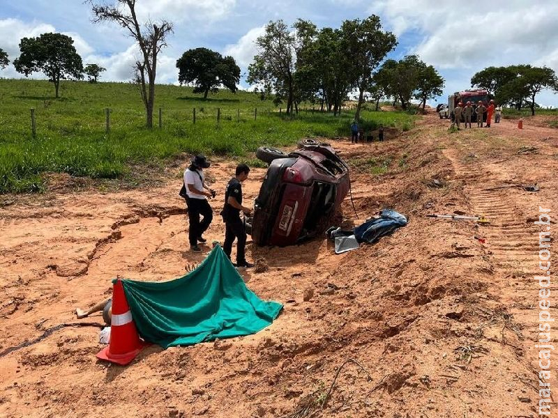 Carro com 4 pessoas capota e adolescente de 16 anos morre em Coxim  