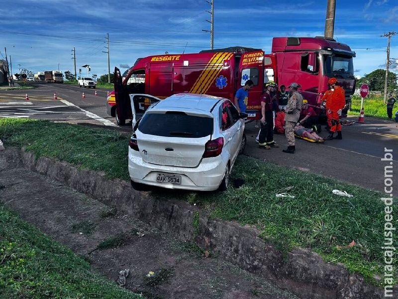 Carro de aplicativo é arremessado para fora da pista em batida com carreta na BR-163  