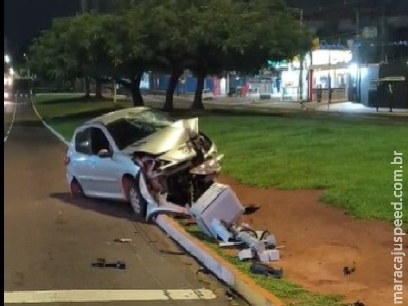 Carro fica completamente destruído ao bater em radar na Afonso Pena  