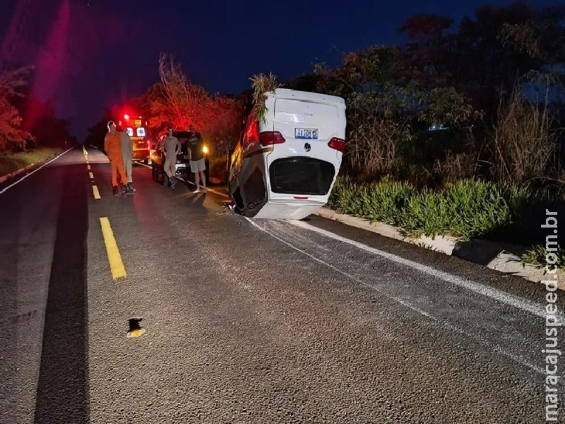 Carro funerário que levava vítima de acidente capota ao desviar de animal na MS-395