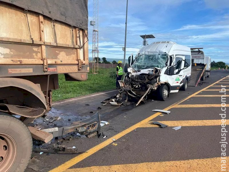 Colisão na BR-163 com van de pacientes termina em morte e deixa seis feridos