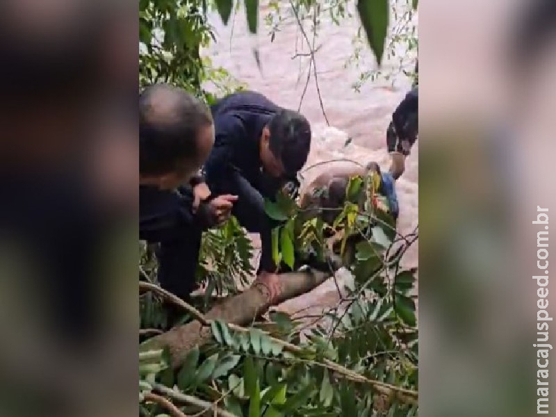 Criança é salva de tromba d