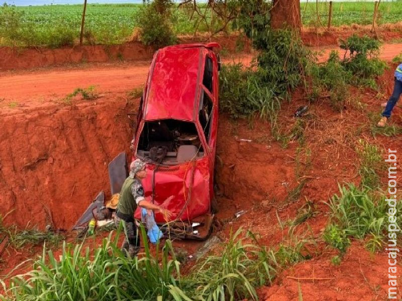Dois ficam feridos após veículo capotar em rodovia de MS