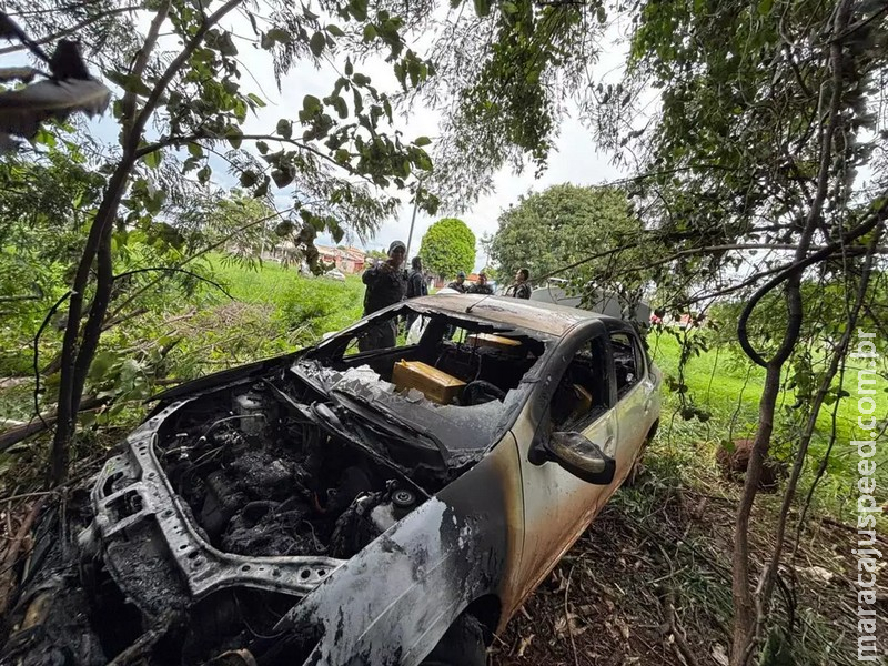 Dupla foge com carro cheio de maconha, tenta jogar veículo em córrego e é presa