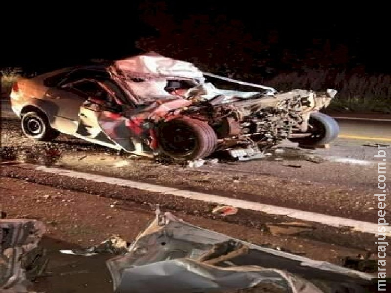  Em Nova Andradina, motorista morre e carro vira sucata ao colidir na traseira de bitrem na MS-267 