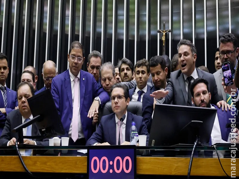 Em um ano de péssimos exemplos, Câmara gastou mais de R$ 6,5 bilhões