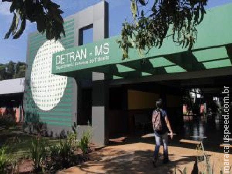 Ex-donos de veículos leiloados pelo Detran podem solicitar o valor que restou após a quitação de débitos