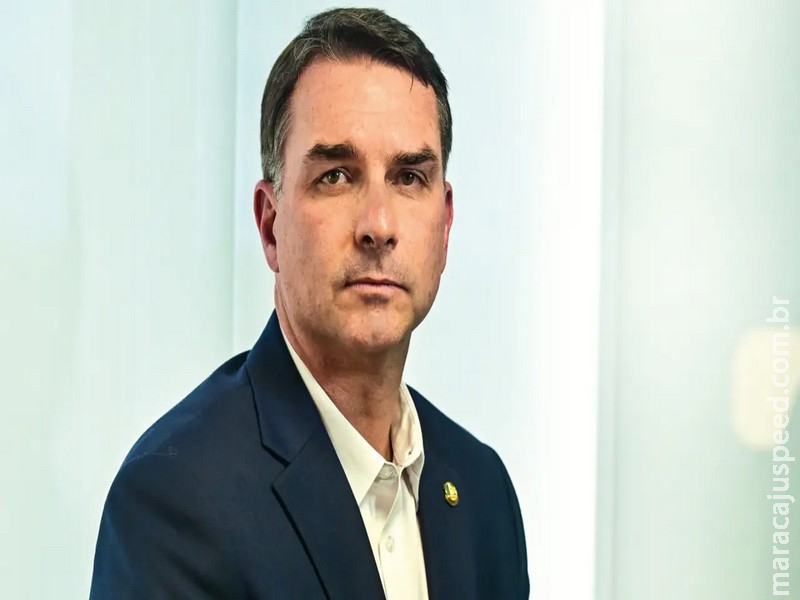 Flávio Bolsonaro entra na corrida ao Planalto e espalha incertezas entre aliados