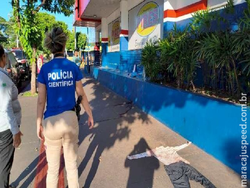  Homem é encontrado morto ensanguentado em calçada de supermercado em Dourados 