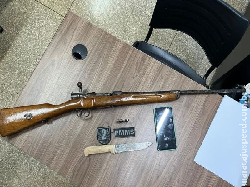 Homem é preso com arma de uso restrito após agredir e ameaçar companheira
