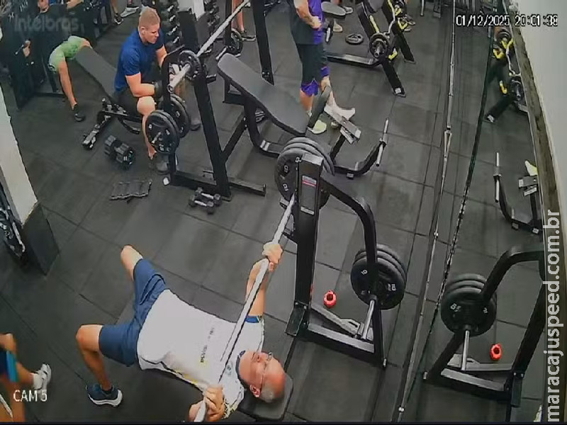 Homem morre após ser atingido por barra de supino durante exercício em academia; vídeo mostra acidente