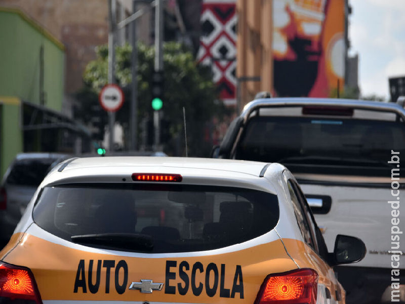 Matrícula em autoescola deixa de ser obrigatória e deve baratear CNH 