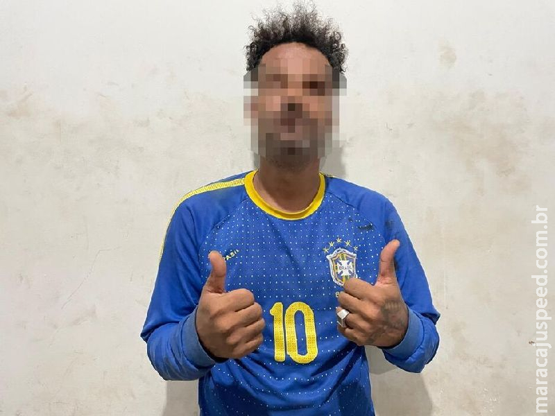 Mesmo sendo preso, homem faz sinal de "joia" como se tudo estivesse normal em Três Lagoas 