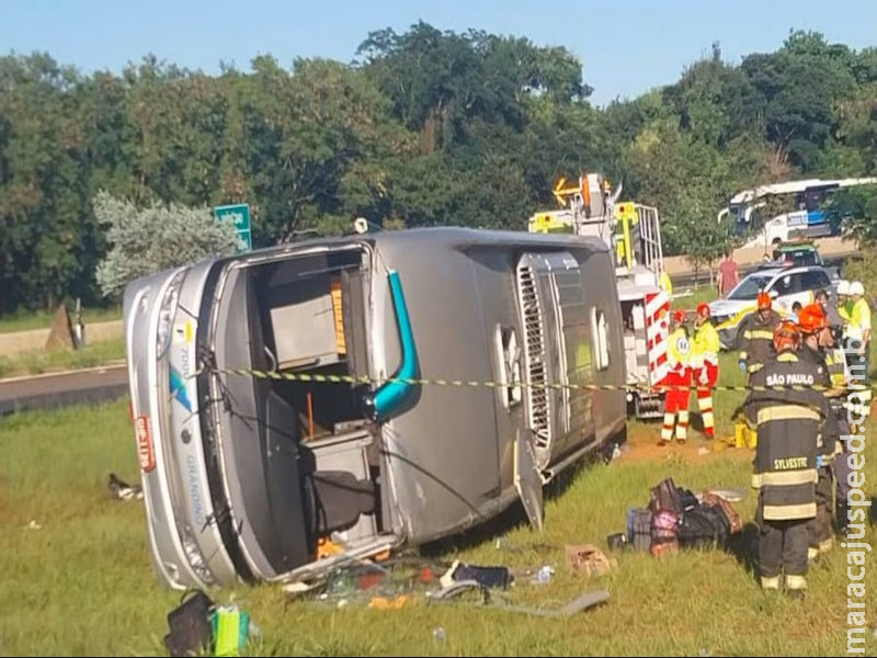 Ônibus com 43 passageiros tomba no interior de SP; criança e mulher morrem