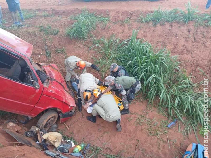 Pai e filho são socorridos pelo Corpo de Bombeiros Militar após capotagem em Batayporã 
