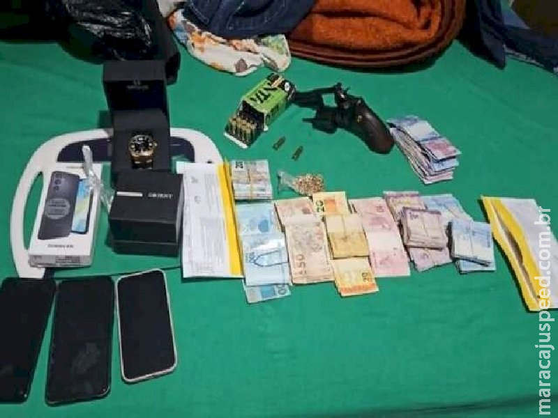 Quatro são presos e armas são apreendidas em ação contra tráfico de drogas 