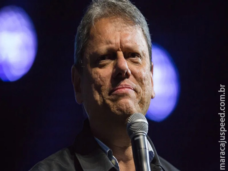 Tarcísio declara apoio a Flávio, mas diz que direita terá mais candidatos em 2026